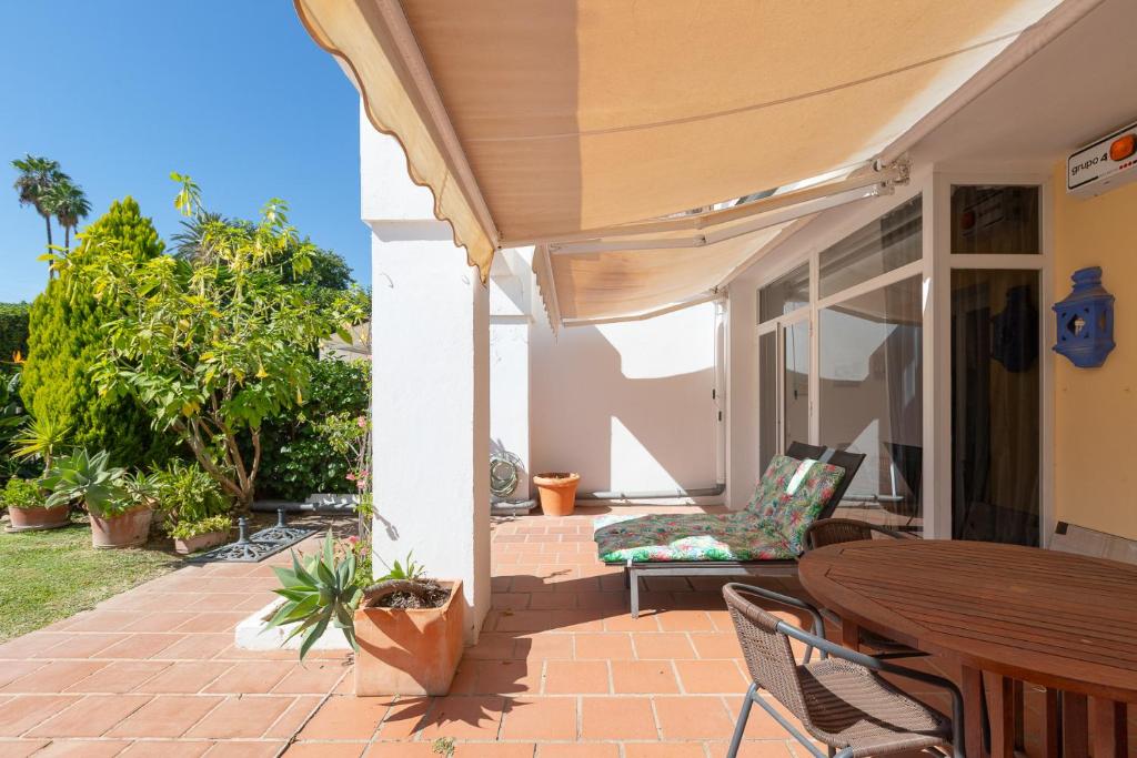 Zahrada ubytování Apartamento con piscina en 1ª línea Golf La Quinta