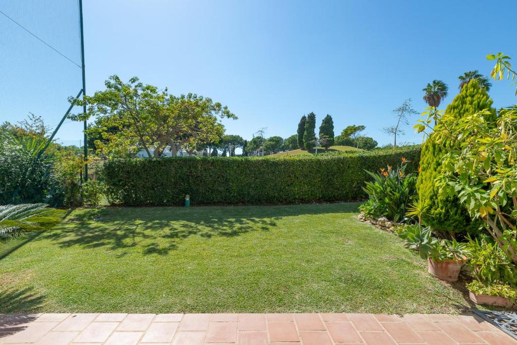 Zahrada ubytování Apartamento con piscina en 1ª línea Golf La Quinta