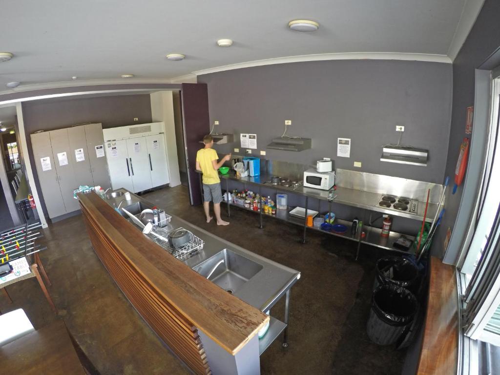 Kuchyň nebo kuchyňský kout v ubytování Global Backpackers Port Douglas
