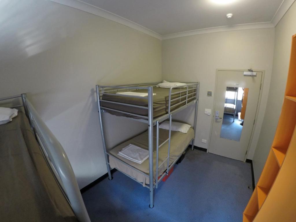 Postel nebo postele na pokoji v ubytování Global Backpackers Port Douglas