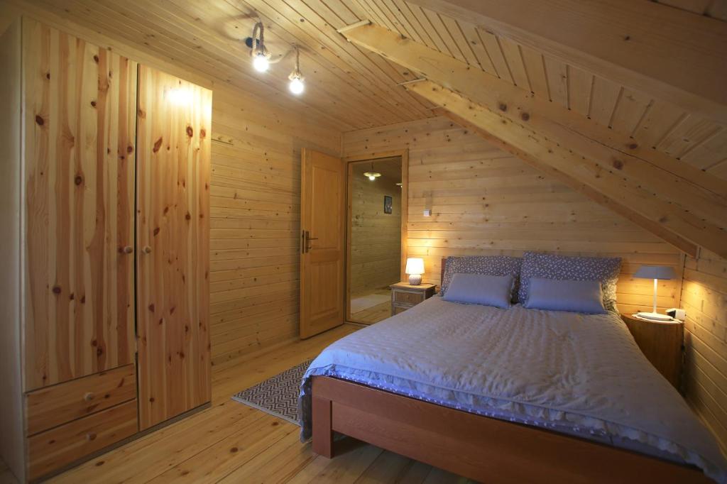 Postel nebo postele na pokoji v ubytování Brvnara Moj san - Log cabin My Dream