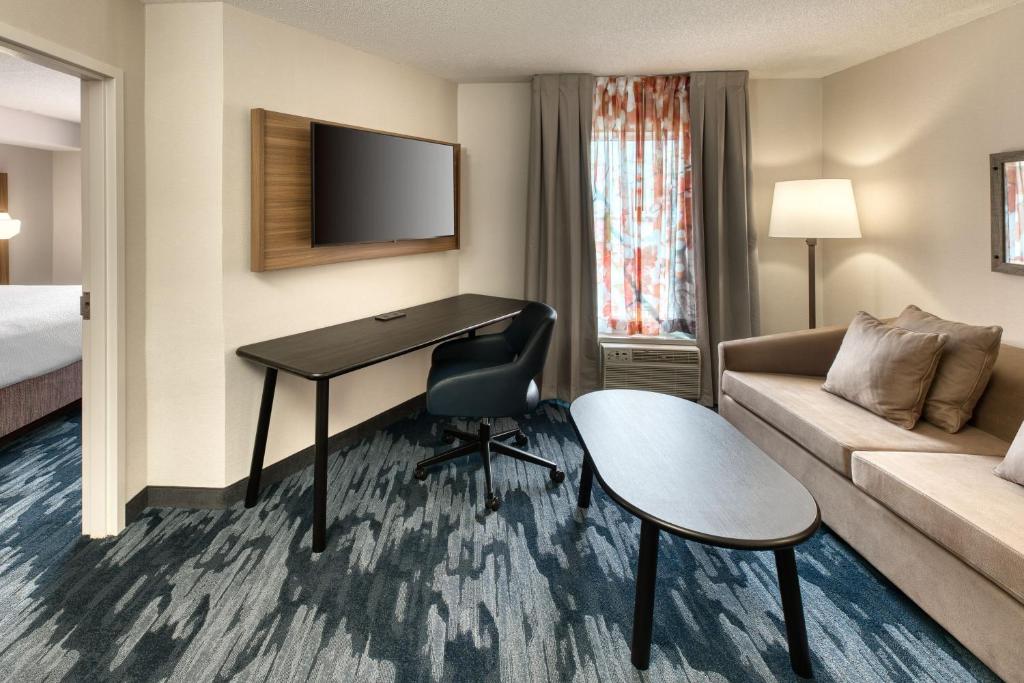 TV a/nebo společenská místnost v ubytování Fairfield Inn & Suites by Marriott Toronto Brampton