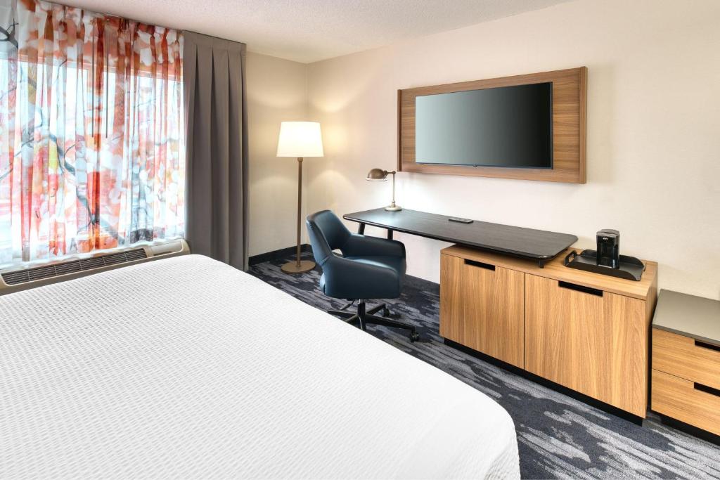 Postel nebo postele na pokoji v ubytování Fairfield Inn & Suites by Marriott Toronto Brampton