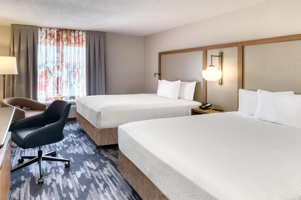 Postel nebo postele na pokoji v ubytování Fairfield Inn & Suites by Marriott Toronto Brampton