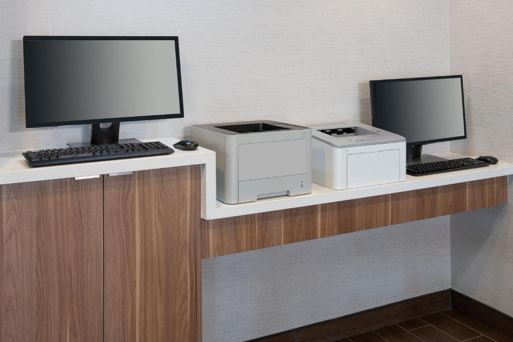 TV a/nebo společenská místnost v ubytování Fairfield Inn & Suites by Marriott Toronto Brampton