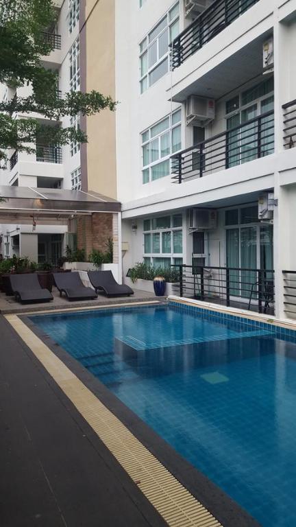 una gran piscina frente a un edificio en A101 The Ocean Pearl, en Pattaya South