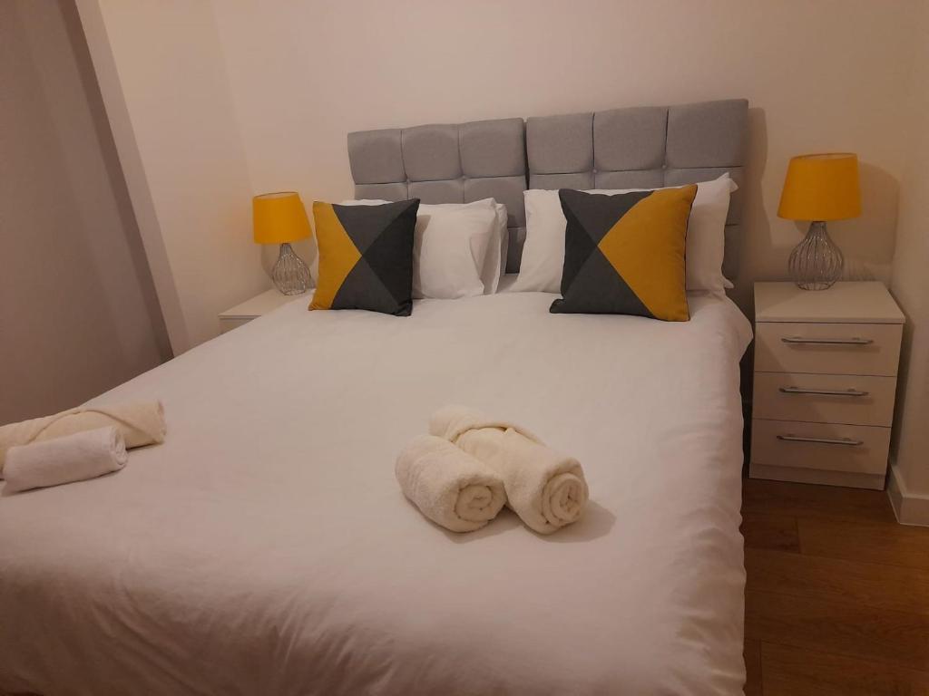 Postel nebo postele na pokoji v ubytování Comfortable Modern 1 bedroom Apartment in Sheffield -Convenient for up to 3