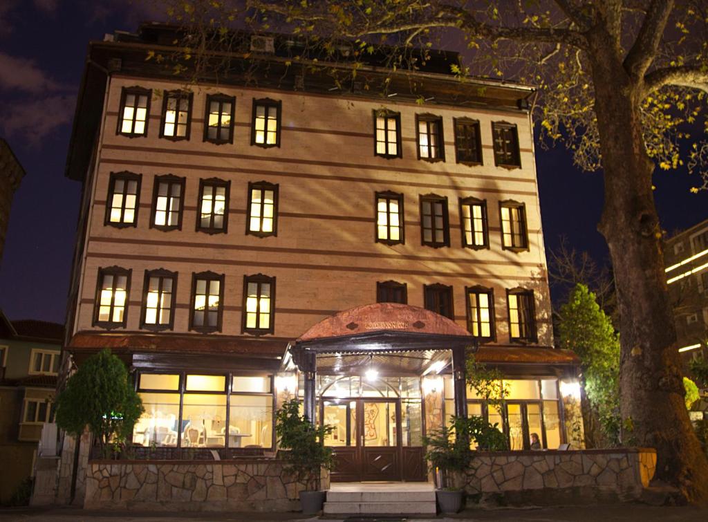 a large building with its lights on at night at Kadi Konagi Thermal Hotel in Bursa