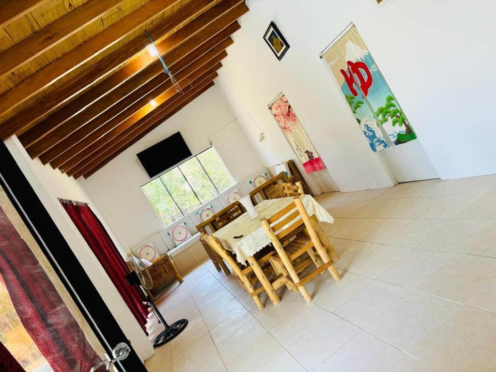 a dining room with a table and chairs at Casa califorb in Angola