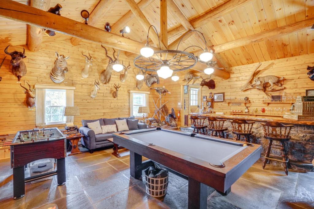 Τραπέζι μπιλιάρδου στο Elegant Hudson Valley Retreat with Hot Tub and Pond