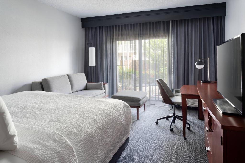 Courtyard by Marriott West Palm Beach photo