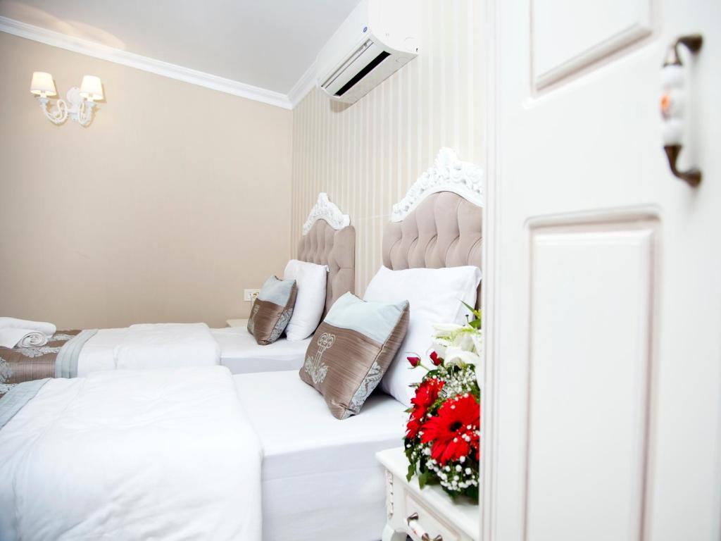 Postel nebo postele na pokoji v ubytování Kadi Konagi Thermal Hotel