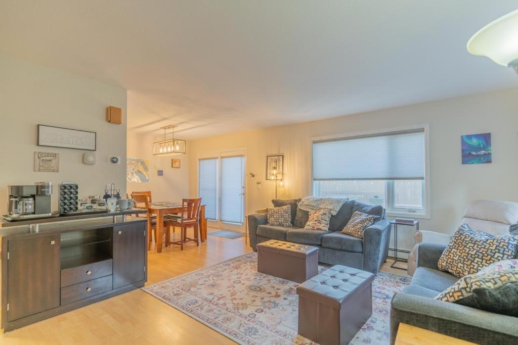 una sala de estar con un sofá y una mesa en The Westside Garay Townhome, en Fairbanks