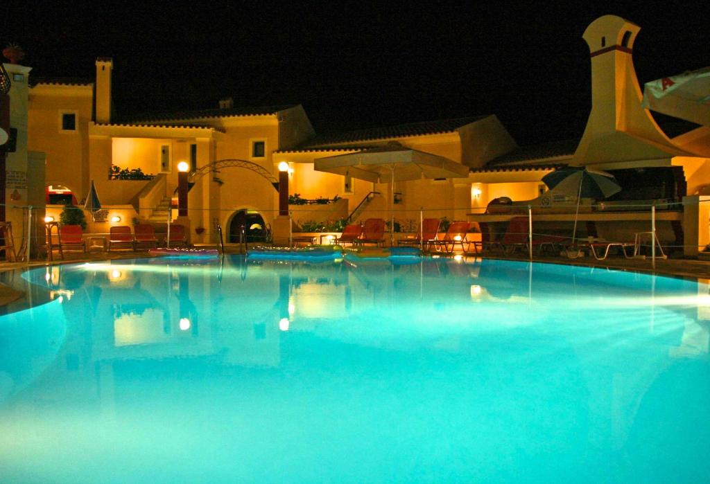 Bazén v ubytování Mediterranean Blue nebo v jeho okolí