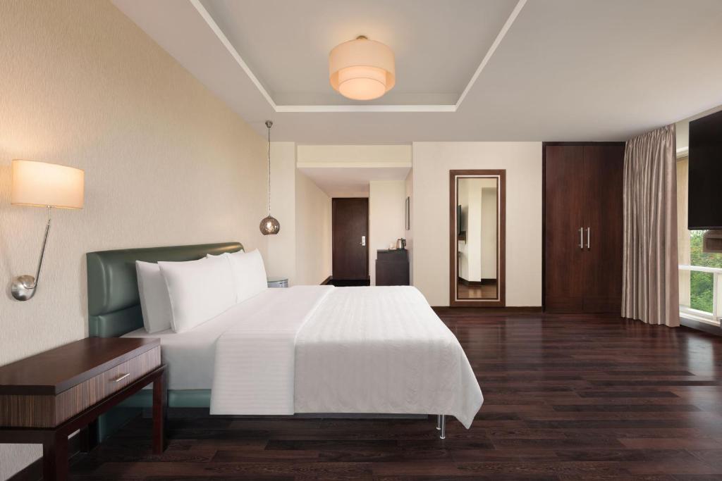 Postel nebo postele na pokoji v ubytování Le Meridien Nagpur