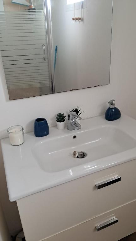 Koupelna v ubytování Appartement agréable dans résidence calme avec Wifi