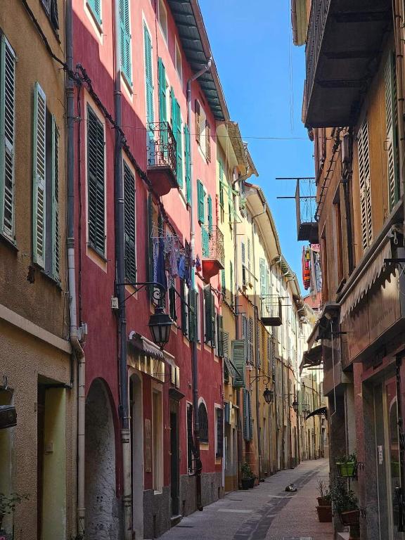 Une allée avec des bâtiments colorés dans une ville dans l'établissement Au cœur de nos pérégrinations, à Breil-sur-Roya