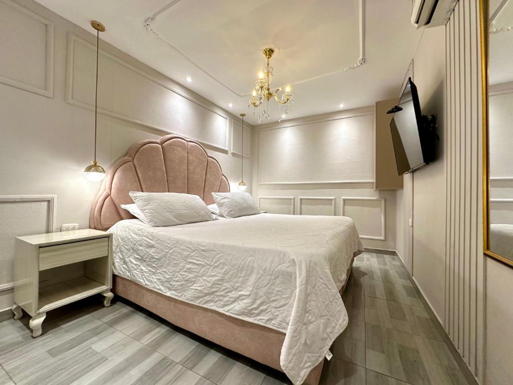 Una cama o camas en una habitación de Hotel Paris Carré