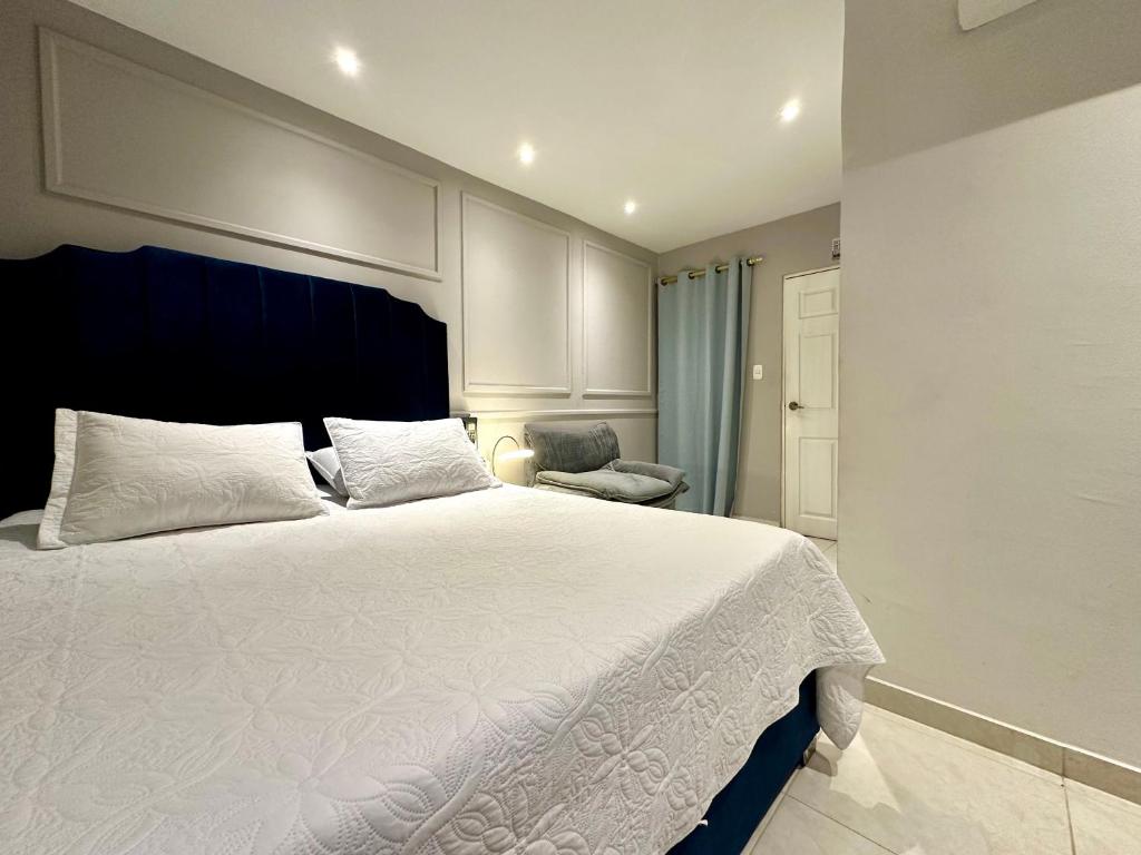 Una cama o camas en una habitación de Hotel Paris Carré