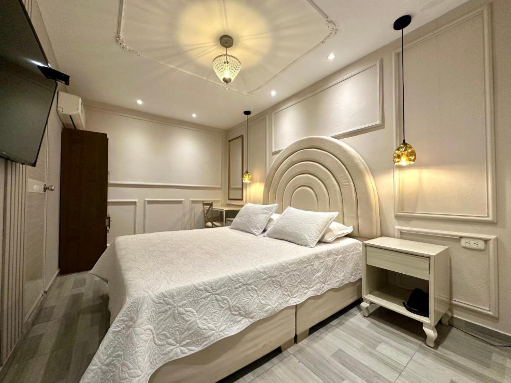 Una cama o camas en una habitación de Hotel Paris Carré