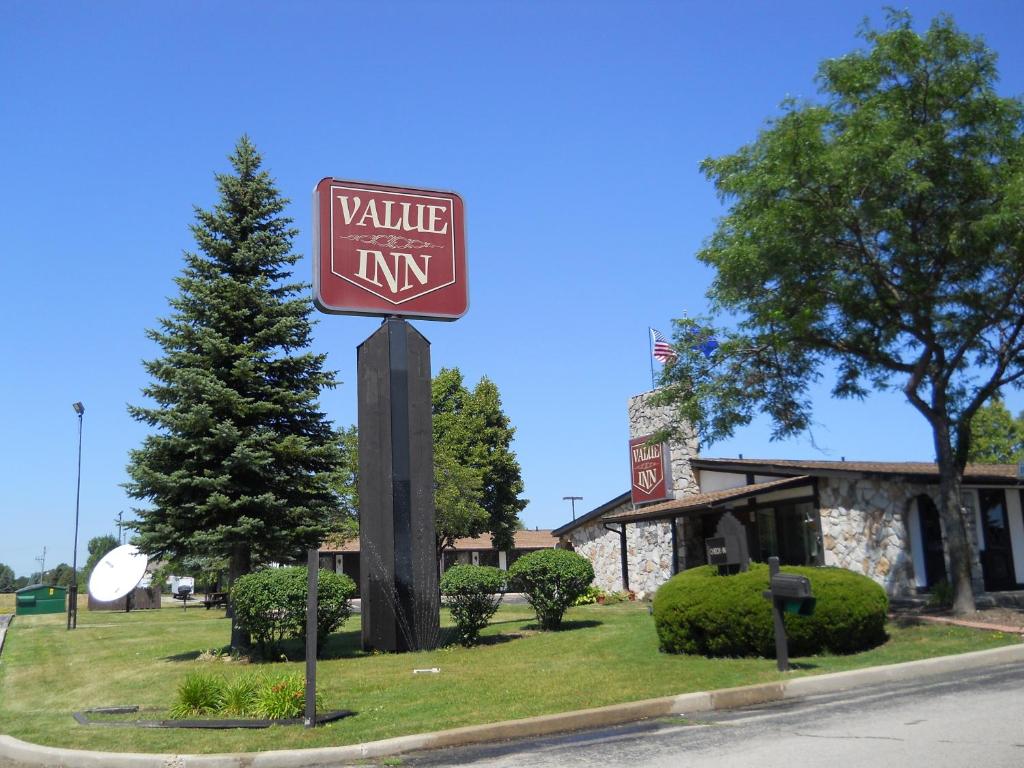 a sign for a valley inn in front of a building at Value Inn Motel - Milwaukee Airport South in Oak Creek