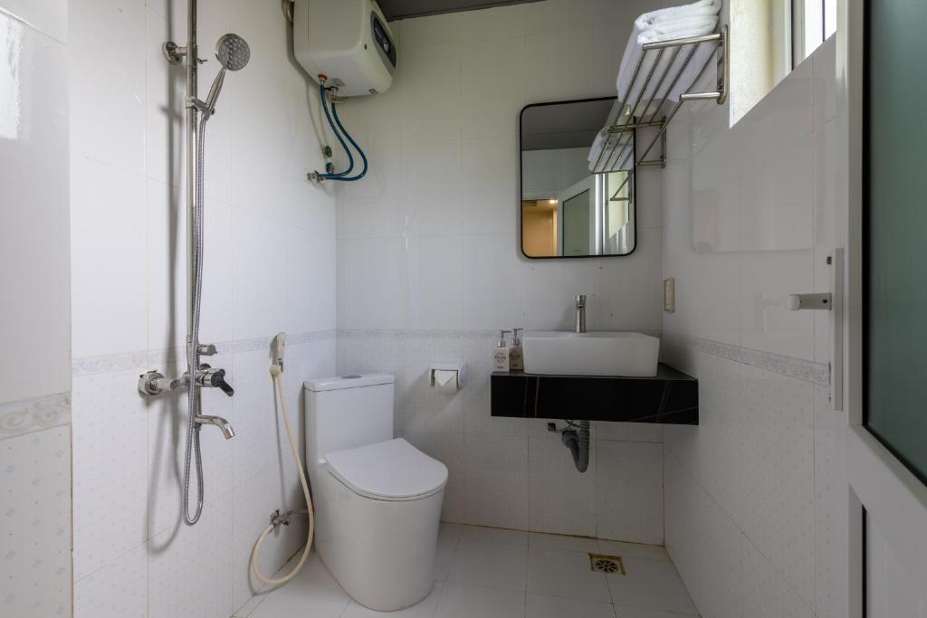 The One Hostel & Rooftop Bar Catba - 11