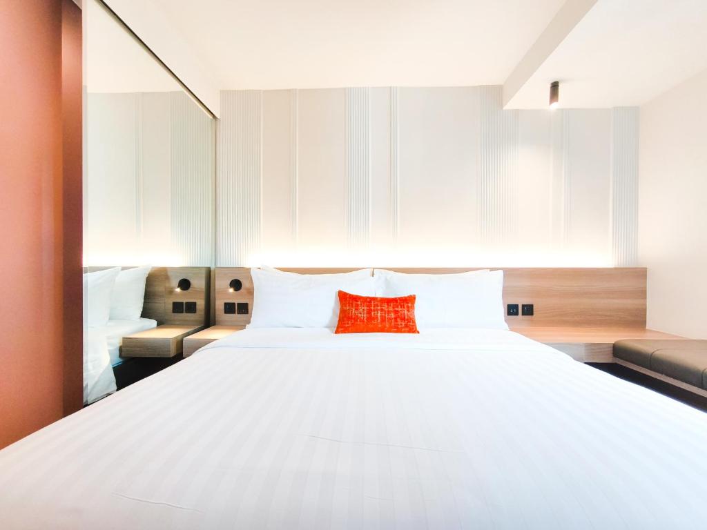 เตียงในห้องที่ Citrus Sukhumvit 13 Nana Bangkok by Compass Hospitality - Newly Renovated