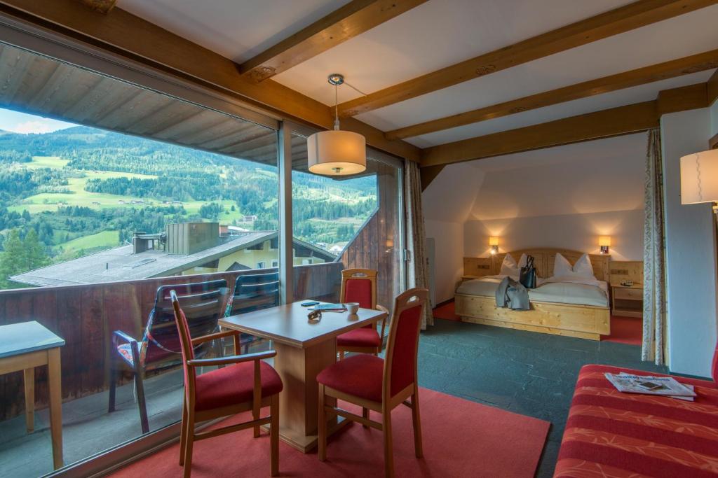 Postel nebo postele na pokoji v ubytování Haus Friedrichsburg - Bergbahnen von Mai bis November inklusive
