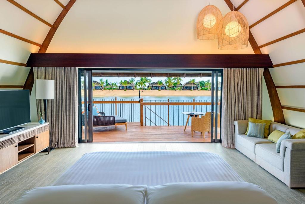 Postel nebo postele na pokoji v ubytování Fiji Marriott Resort Momi Bay