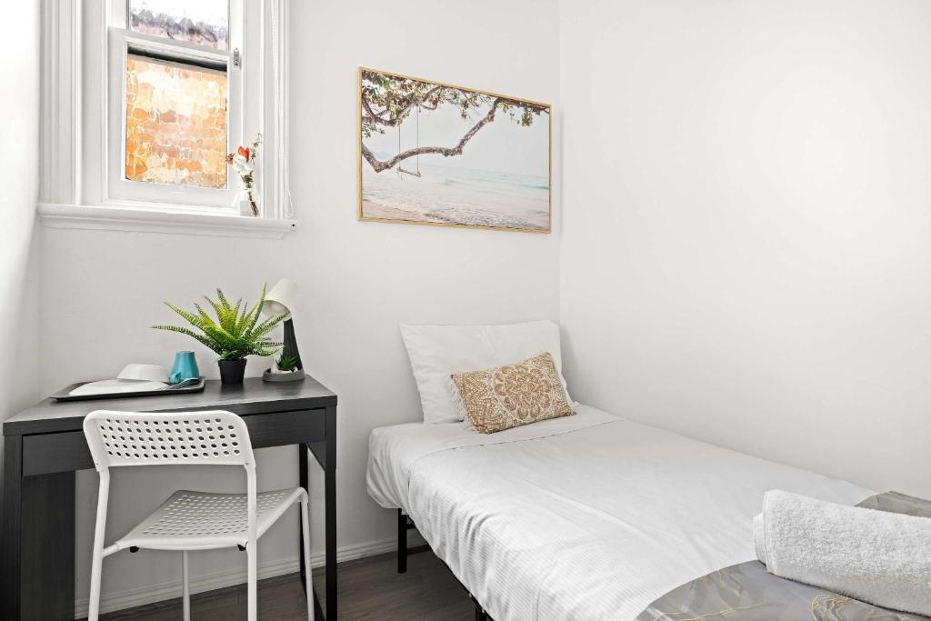 Rustic Single Room - Centrally Located - Shared Bathroom