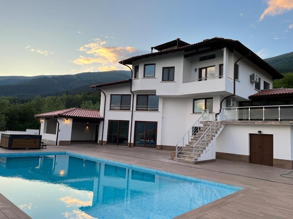 Casa blanca grande con piscina en The Rising Sun Villa, en Anton