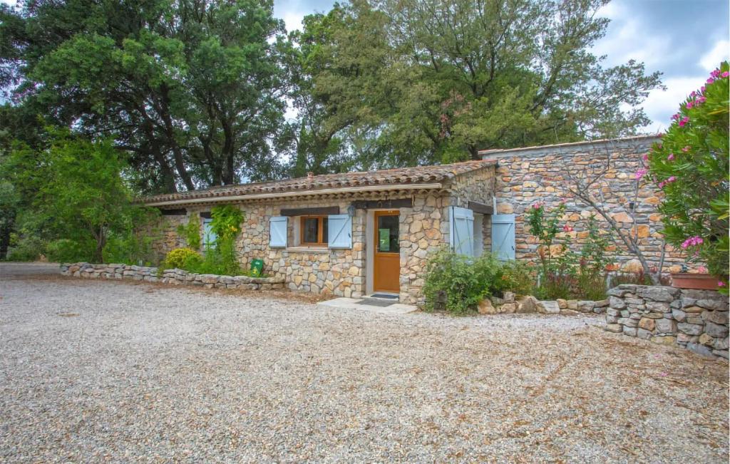 une maison en pierre avec une allée en gravier dans l'établissement Stunning Home In Taradeau With Kitchen, à Taradeau
