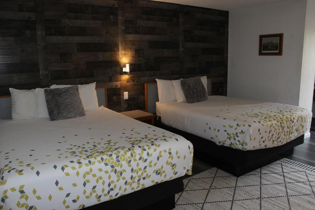 Postel nebo postele na pokoji v ubytování Cedarwood Inn of Ashland