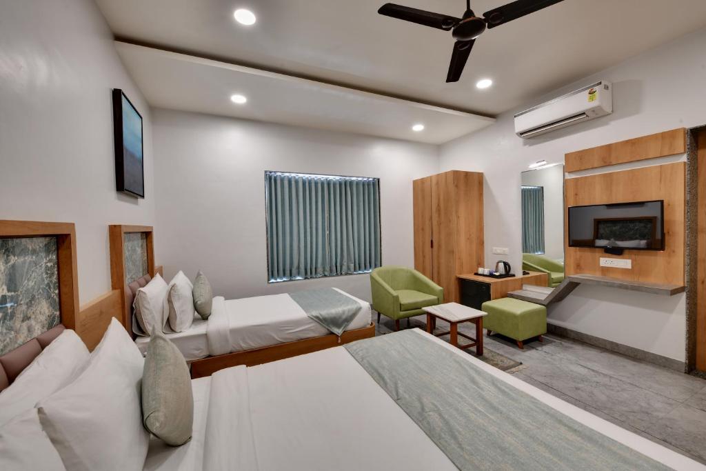 HOTEL RADHIKA - Economy Triple Room