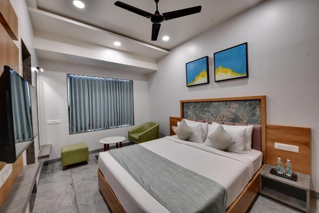 HOTEL RADHIKA - Double Double Double Room