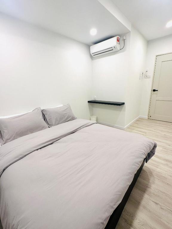 Postel nebo postele na pokoji v ubytování Cozii Home Marang