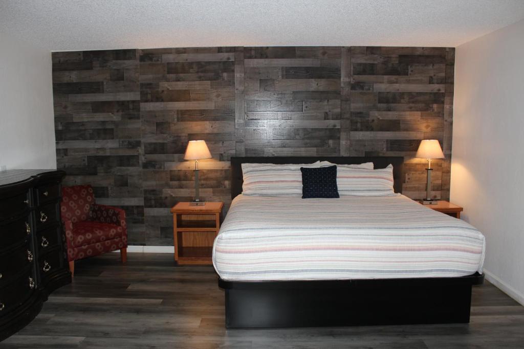 Postel nebo postele na pokoji v ubytování Cedarwood Inn of Ashland