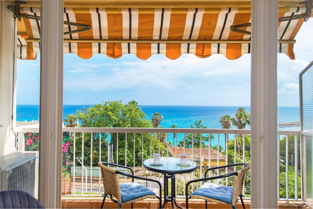une vue sur l'océan depuis le balcon d'une maison dans l'établissement Vina del mare, vue mer, terrasse, à Menton