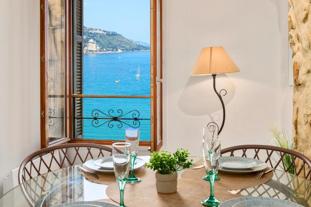 une salle à manger avec une table avec vue sur l'océan dans l'établissement 