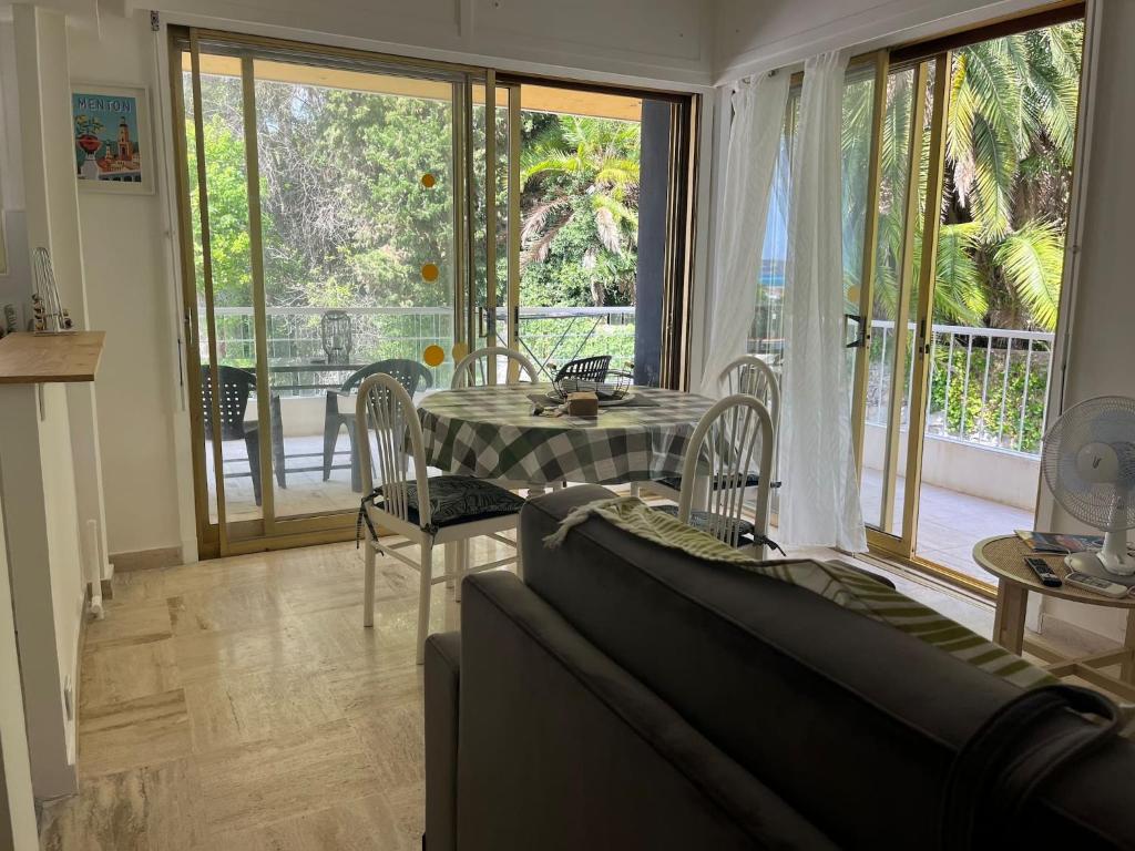 un salon avec un canapé et une table dans l'établissement « Hawai » Proche Mer, Calme, Piscine, à Menton