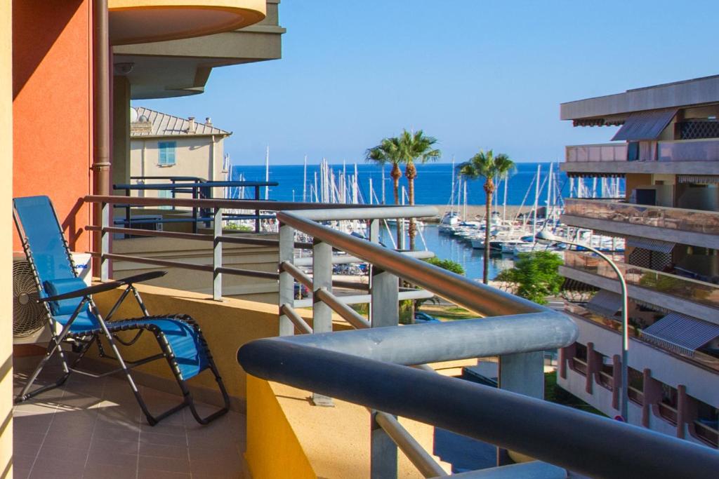 un balcon avec vue sur une marina dans l'établissement Cocon vu sur le port de menton, à Menton