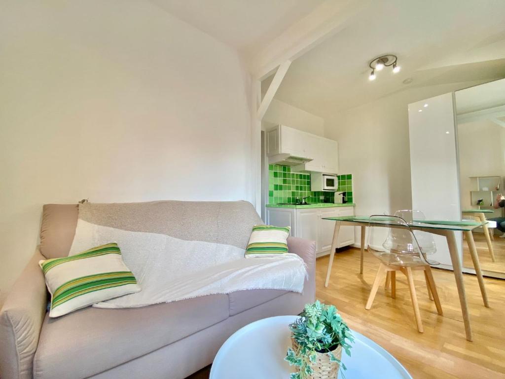 un salon avec un canapé et une table dans l'établissement Le Brea cosy studio dans la vieille ville, à Menton