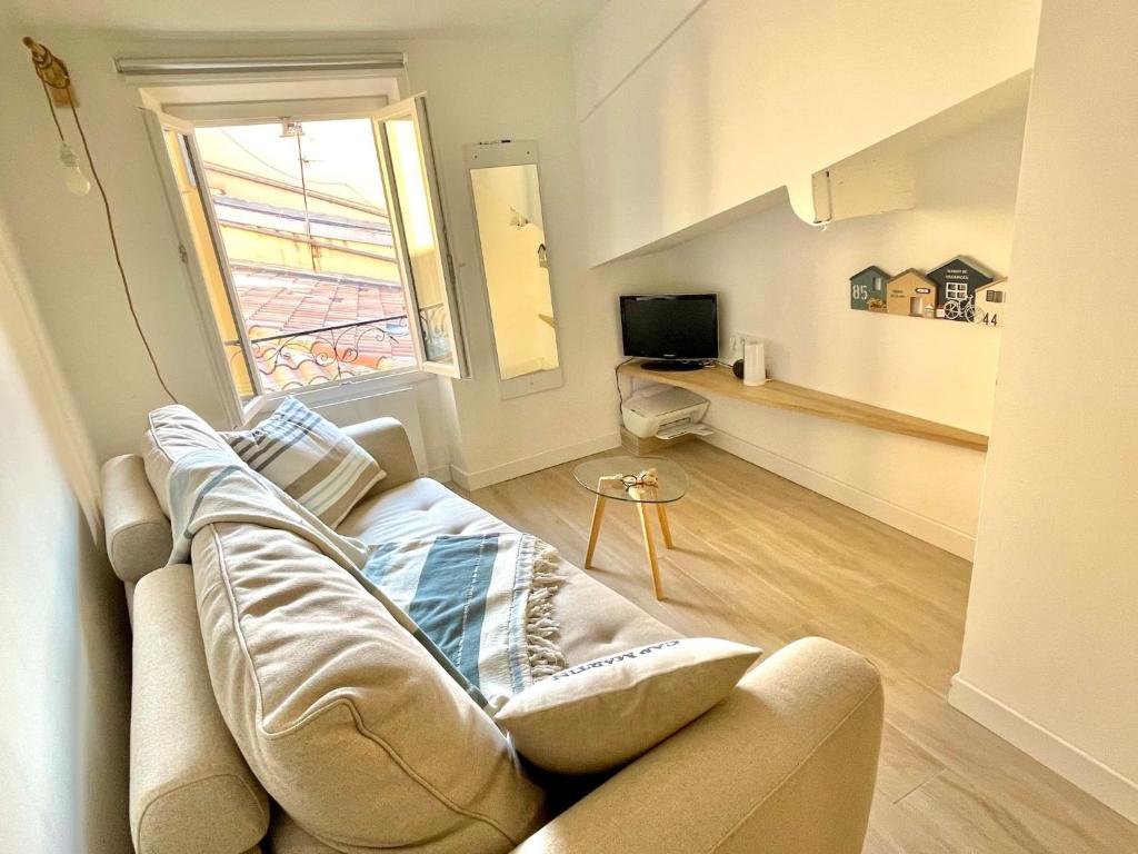 un salon avec un canapé et une fenêtre dans l'établissement 