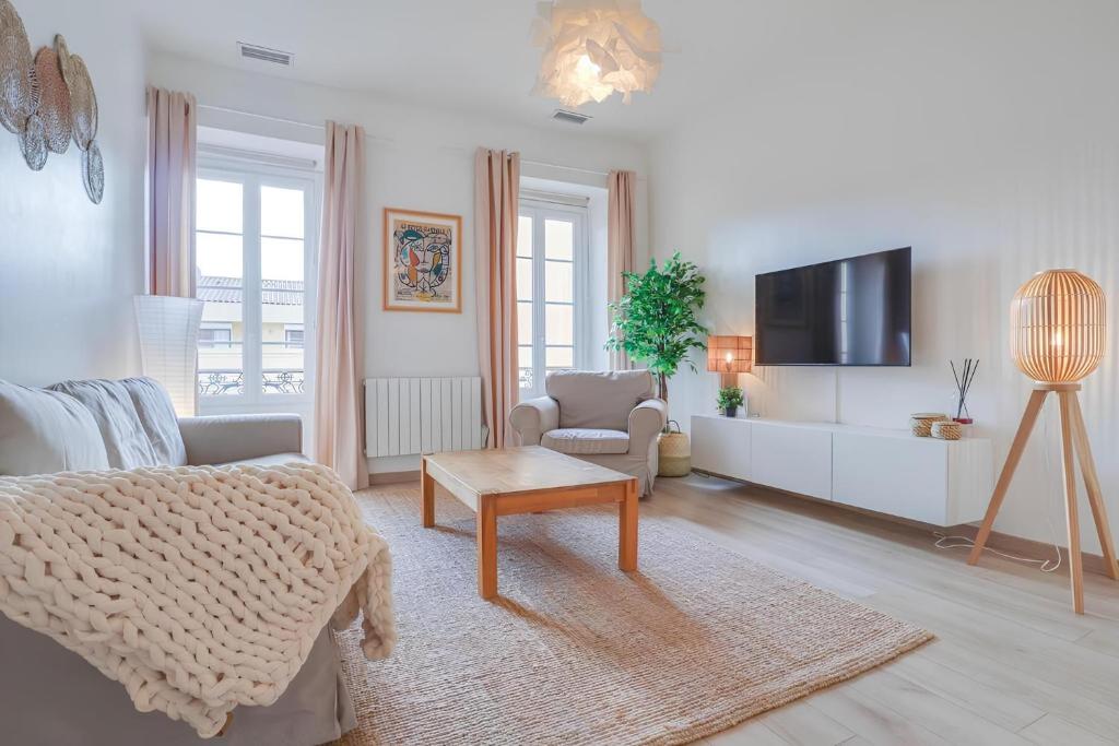 un salon avec un canapé et une télévision dans l'établissement Magnifique Appartement, plein Centre, cozy, à Menton