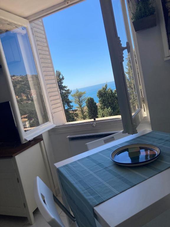 - une table dans une chambre avec vue sur l'océan dans l'établissement 'La Villa Hygie' Cozy Appartement, Vue Mer, à Menton