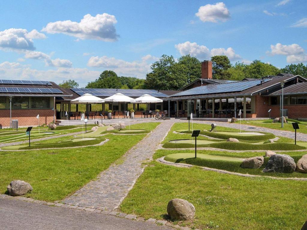 Κήπος έξω από το 6 person holiday home in Gilleleje