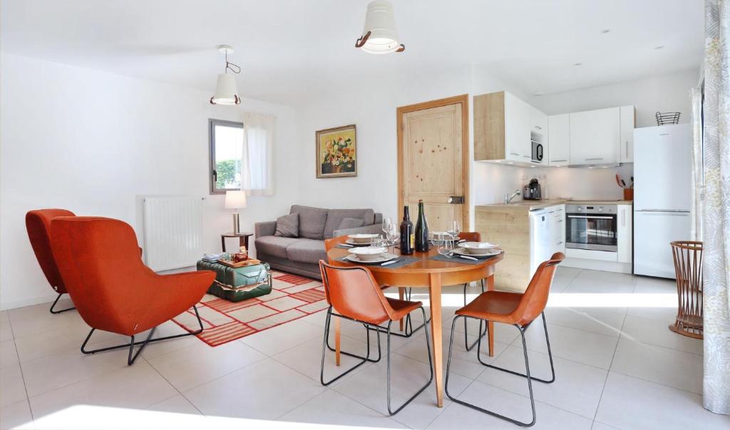 une cuisine et un salon avec une table et des chaises dans l'établissement Bonne rencontre, à Saint-Malo