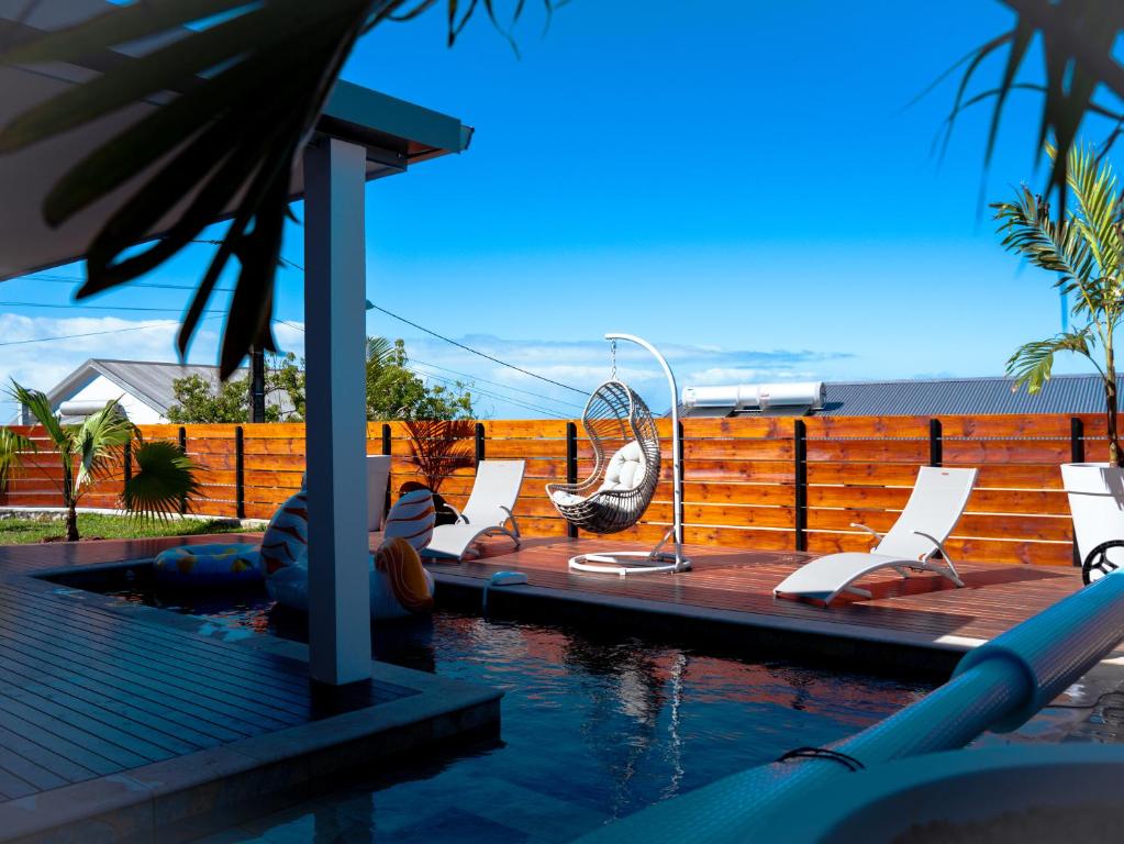 Bazén v ubytování Villa Petit Paradis nebo v jeho okolí