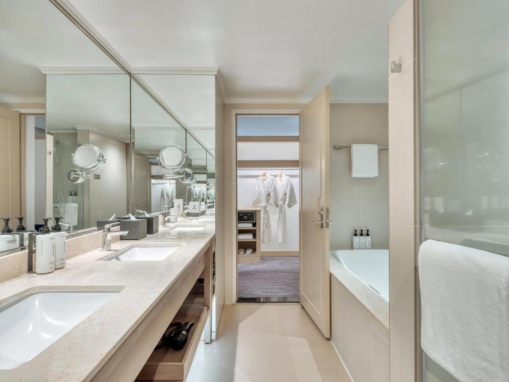 
Premium King Room - Lounge Access
