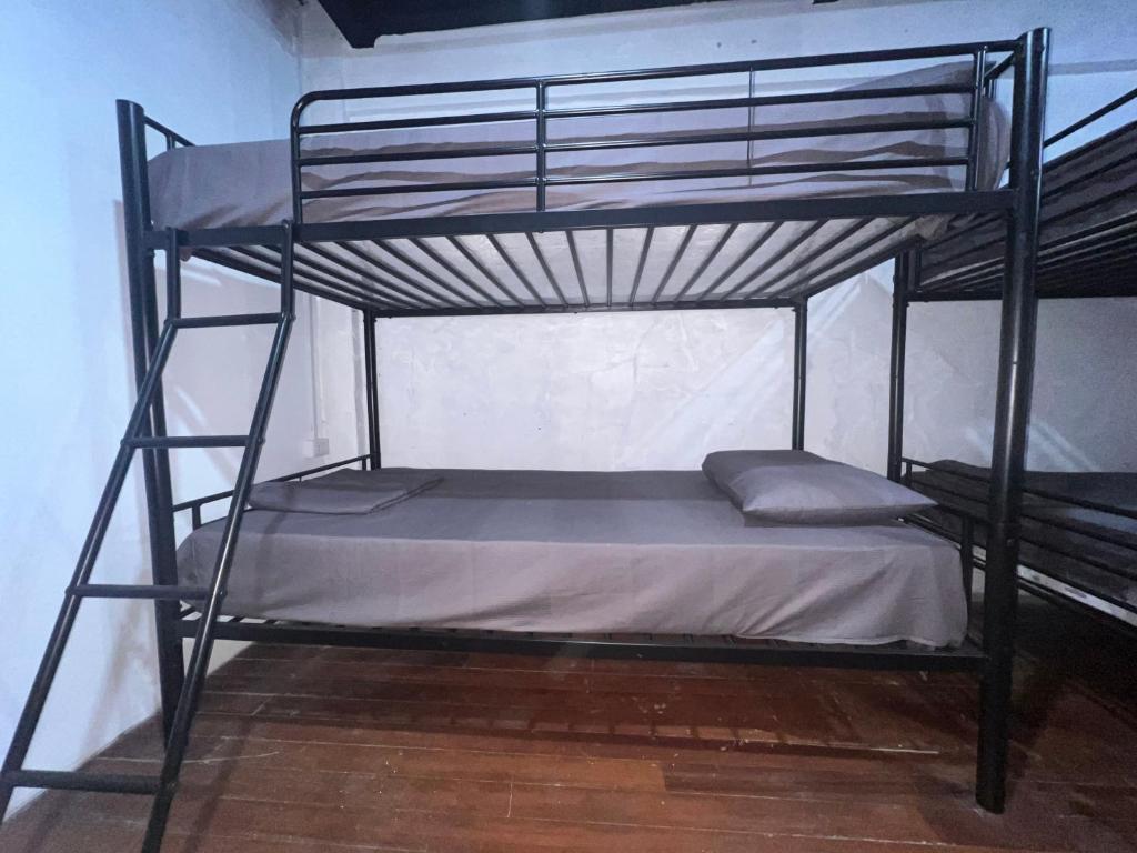 Postel nebo postele na pokoji v ubytování Patong Adventure Hostel